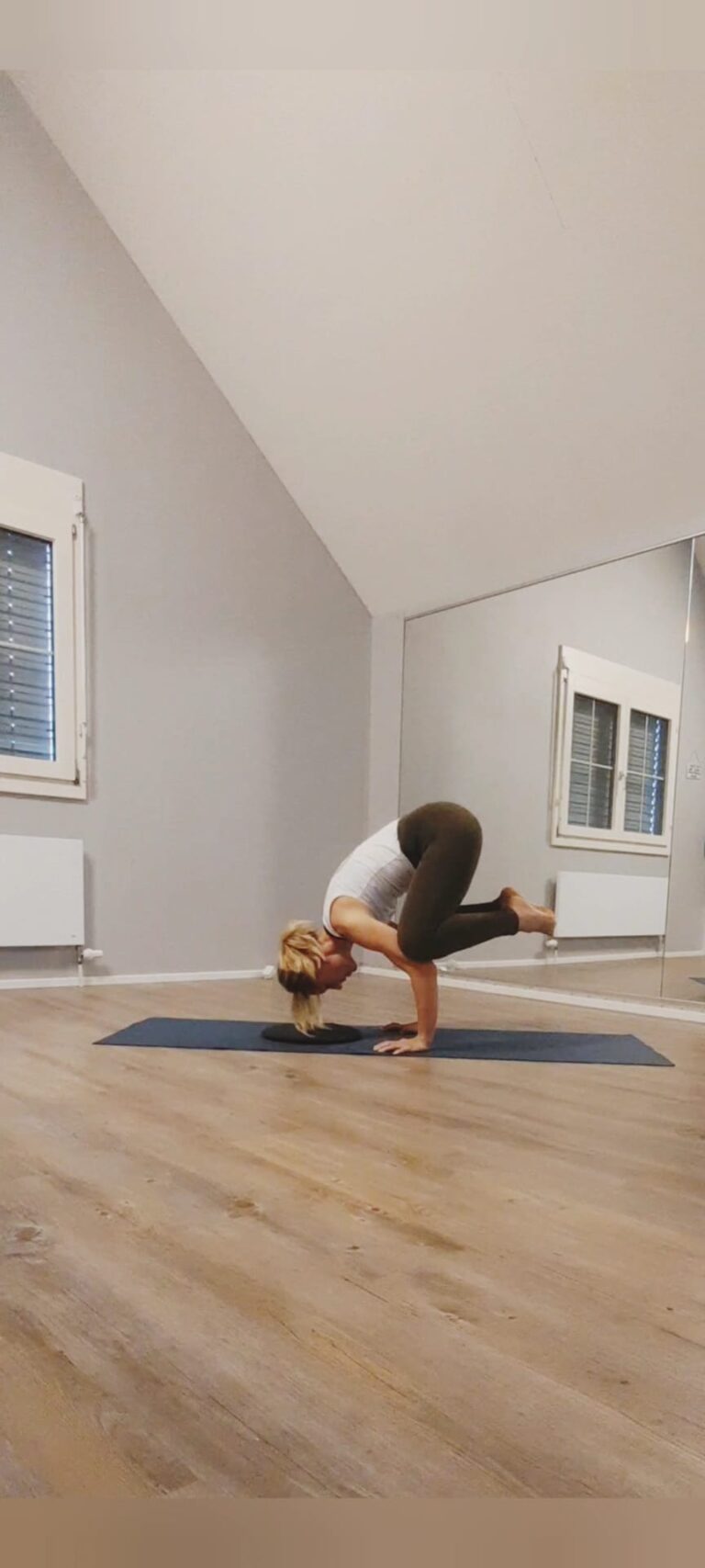 Bewegung auf der Matte mit Schwerpunkt auf Stabilität und Atmung